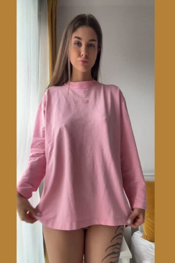 Sexy babe reveal her big boobs